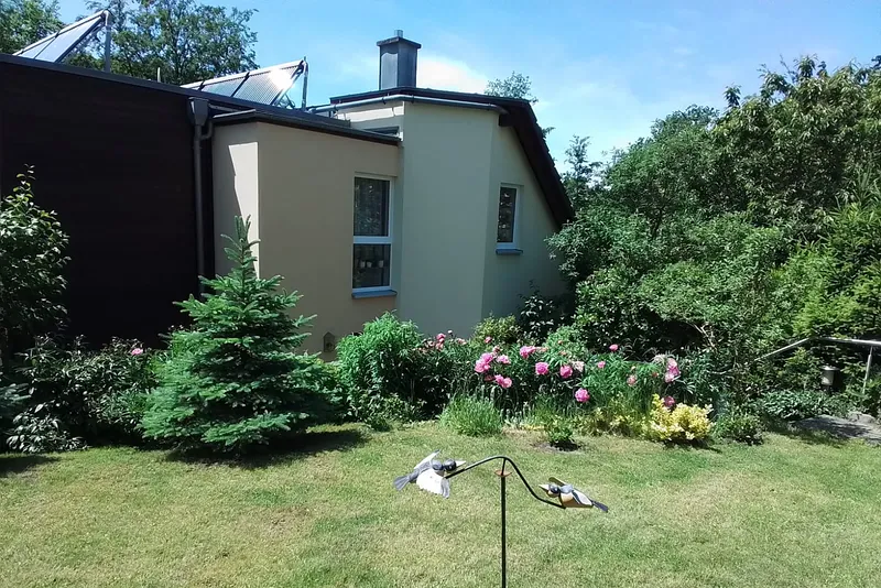 Garten am Haus 7 der Ferienwohnungen Pokoj in Dresden-Rochwitz