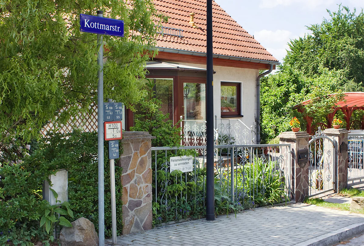Eingang zum Haus 5 der Ferienwohnungen Pokoj in der Kottmarstraße, Dresden-Rochwitz