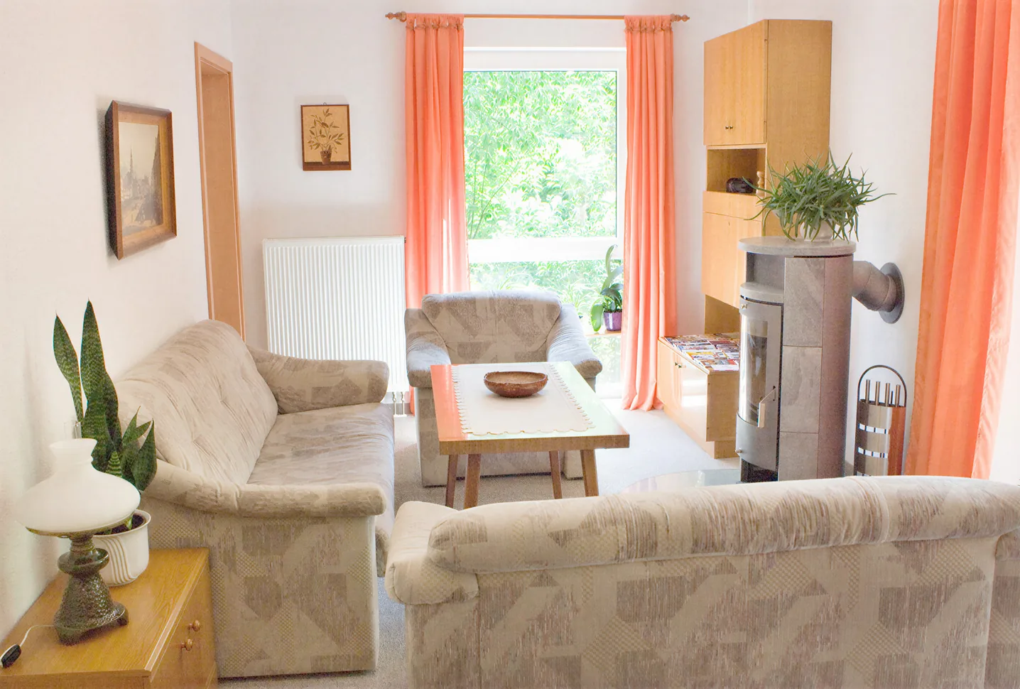 Wohnstube der Wohnung 2 mit heller Sitzecke